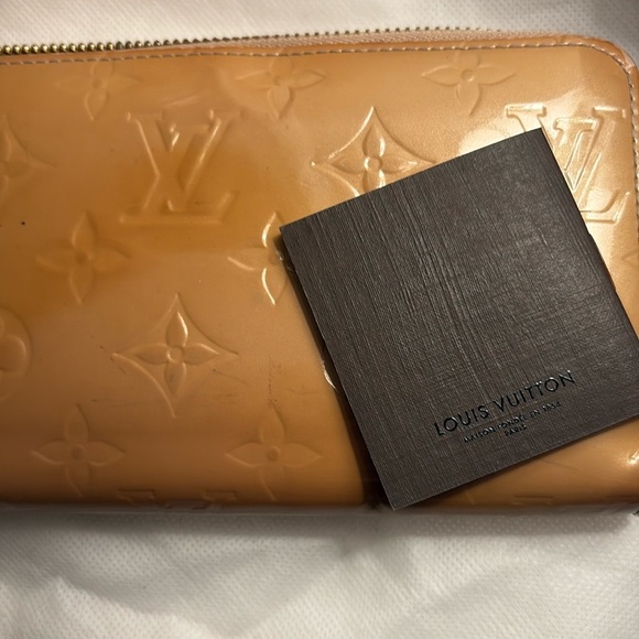 ⭐️ Louis Vuitton Authentic tan/butterscotch zippy Vernis wallet GUC - Picture 2 of 16